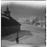Participants aux épreuves d'un concours de ski de l'organisation Jeunesse et Montagne dans les Alpes.