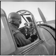 Pilote d'un avion de chasse Bloch MB 152 de l'escadron de chasse II/9, à bord de son appareil sur un terrain de la base aérienne 745 d'Aulnat.