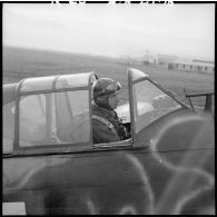 Pilote d'un avion de chasse Bloch MB 152 de l'escadron de chasse II/9, à bord de son appareil sur un terrain de la base aérienne 745 d'Aulnat.