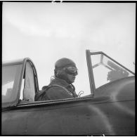 Pilote d'un avion de chasse Bloch MB 152 de l'escadron de chasse II/9, à bord de son appareil sur un terrain de la base aérienne 745 d'Aulnat.