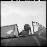Pilote d'un avion de chasse Bloch MB 152 de l'escadron de chasse II/9, à bord de son appareil sur un terrain de la base aérienne 745 d'Aulnat.