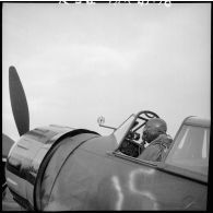 Pilote d'un avion de chasse Bloch MB 152 de l'escadron de chasse II/9, à bord de son appareil sur un terrain de la base aérienne 745 d'Aulnat.