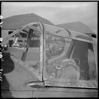 Pilote d'un avion de chasse Bloch MB 152 de l'escadron de chasse II/9, à bord de son appareil sur un terrain de la base aérienne 745 d'Aulnat.