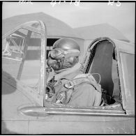 Pilote d'un avion de chasse Bloch MB 152 de l'escadron de chasse II/9, à bord de son appareil sur un terrain de la base aérienne 745 d'Aulnat.
