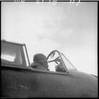 Pilote d'un avion de chasse Bloch MB 152 de l'escadron de chasse II/9, à bord de son appareil sur un terrain de la base aérienne 745 d'Aulnat.