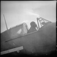 Pilote d'un avion de chasse Bloch MB 152 de l'escadron de chasse II/9, à bord de son appareil sur un terrain de la base aérienne 745 d'Aulnat.
