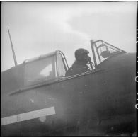 Pilote d'un avion de chasse Bloch MB 152 de l'escadron de chasse II/9, à bord de son appareil sur un terrain de la base aérienne 745 d'Aulnat.
