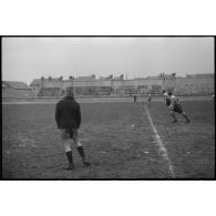 Des unités de l'armée de l'Air disputent un match de rugby lors d'une fête sportive sur le stade de Vichy.