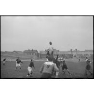 Des unités de l'armée de l'Air disputent un match de rugby lors d'une fête sportive sur le stade de Vichy.