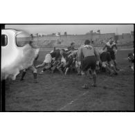 Des unités de l'armée de l'Air disputent un match de rugby lors d'une fête sportive sur le stade de Vichy.