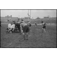 Des unités de l'armée de l'Air disputent un match de rugby lors d'une fête sportive sur le stade de Vichy.