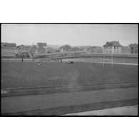 Des unités de l'armée de l'Air disputent un match de rugby lors d'une fête sportive sur le stade de Vichy.