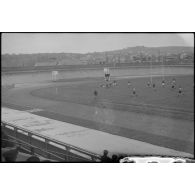 Des unités de l'armée de l'Air disputent un match de rugby lors d'une fête sportive sur le stade de Vichy.
