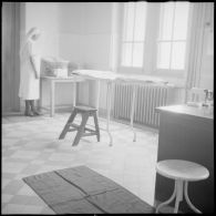 Salle de soins du dispensaire de Lyon.