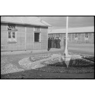 Cérémonie de lever des couleurs lors de la célébration du 14 Juillet sur l'aérodrome de Vichy-Rhue.