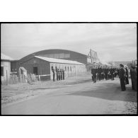 Défilé d'un détachement de l'armée de l'Air lors de la célébration du 14 Juillet sur l'aérodrome de Vichy-Rhue.