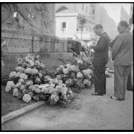 Gerbes de fleurs déposées au pied du monument aux morts à Vichy lors de la cérémonie du 14 Juillet.