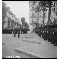 Lors de la cérémonie du 14 Juillet à Vichy, un détachement de l'armée de l'Air rend les honneurs lors de la montée des couleurs sur la façade de l'hôtel Radio, siège du secrétariat d'Etat à l'Aviation.