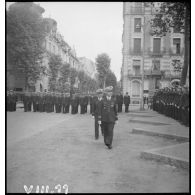 Un colonel passe en revue un détachement de l'armée de l'Air devant l'hôtel Radio, siège du secrétariat d'Etat à l'Aviation, lors de la cérémonie du 14 Juillet à Vichy.