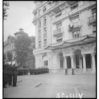 Un détachement de l'armée de l'Air rend les honneurs devant l'hôtel Radio, siège du secrétariat d'Etat à l'Aviation, lors de la cérémonie du 14 Juillet à Vichy.