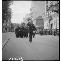 Lors de la cérémonie du 14 Juillet à Vichy, un détachement de l'armée de l'Air défile devant l'hôtel Radio, siège du secrétariat d'Etat à l'Aviation.