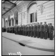 Lors de la cérémonie du 14 Juillet à Vichy, des cadres de l'armée de l'Air sont rassemblés devant l'hôtel Radio, siège du secrétariat d'Etat à l'Aviation.