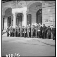 Lors de la cérémonie du 14 Juillet à Vichy, des cadres de l'armée de l'Air sont rassemblés devant l'hôtel Radio, siège du secrétariat d'Etat à l'Aviation.
