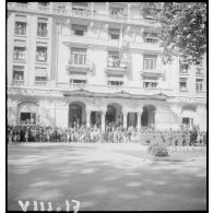 A l'issue de la cérémonie du 14 Juillet à Vichy, les troupes défilent devant l'hôtel Radio, siège du secrétariat d'Etat à l'Aviation.