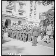 Mise en place d'un détachement de l'armée de l'Air devant l'hôtel Radio, siège du secrétariat d'Etat à l'Aviation, lors de la cérémonie du 14 Juillet à Vichy.