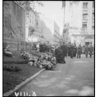Dépôt de gerbes de fleurs déposées au pied du monument aux morts à Vichy lors de la cérémonie du 14 Juillet.