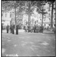 Mise en place d'anciens combattants devant le monument aux morts lors de la cérémonie du 14 Juillet à Vichy.