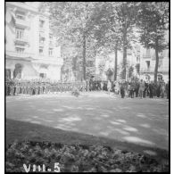 Les autorités sont rassemblées devant le monument aux morts lors de la cérémonie du 14 Juillet à Vichy.