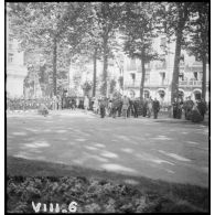 Les autorités sont rassemblées devant le monument aux morts lors de la cérémonie du 14 Juillet à Vichy.