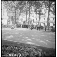 Le maréchal Philippe Pétain, chef de l'Etat français et président du Conseil, salue devant le monument aux morts lors de la cérémonie du 14 Juillet à Vichy.