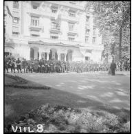 Mise en place de détachements de la garde et de l'armée de l'Air près du monument aux morts pour la cérémonie du 14 juillet à Vichy.