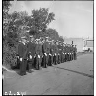 Les détachements en armes se mettent en place pour un défilé à l'issue d'une cérémonie sur l'aérodrome de Vichy-Rhue.