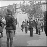 Les autorités saluent le drapeau du 29e régiment de tirailleurs algériens (29e RTA) lors de la cérémonie d'hommage aux troupes du Levant.