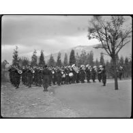 Musique d'une unité de chasseurs alpins lors de la visite du général de brigade aérienne Jean-Marie Bergeret, secrétaire d'Etat à l'Aviation, à l'Ecole des pupilles de l'Air de Grenoble (EPA).