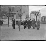 Salut au drapeau des autorités lors de la visite du général de brigade aérienne Jean-Marie Bergeret, secrétaire d'Etat à l'Aviation à l'Ecole des pupilles de l'Air (EPA) à Grenoble.