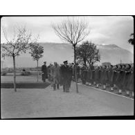 Lors de sa visite d'inspection à l'Ecole des pupilles de l'Air, le général de brigade aérienne Jean-Marie Bergeret, secrétaire d'Etat à l'Aviation, passe les jeunes élèves en revue.