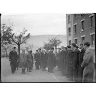 Lors de sa visite à l'Ecole des pupilles de l'Air de Grenoble (EPA), le général de brigade aérienne Jean-Marie Bergeret, secrétaire d'Etat à l'Aviation, salue l'encadrement et les enseignants.