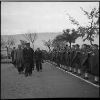 Lors de sa visite d'inspection à l'Ecole des pupilles de l'Air, le général de brigade aérienne Jean-Marie Bergeret, secrétaire d'Etat à l'Aviation, passe les jeunes élèves en revue.