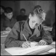Portrait d'un élève de l'Ecole des pupilles de l'Air (EPA) de Grenoble à l'étude.