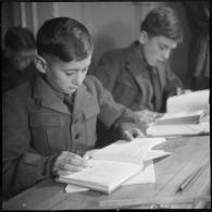 Portrait d'un élève de l'Ecole des pupilles de l'Air (EPA) de Grenoble à l'étude.