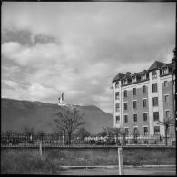 Les élèves sont en récréation dans la cour de l'école des pupilles de l'Air (EPA) de Grenoble.