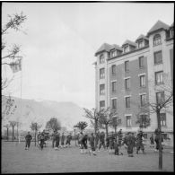 Les élèves sont en récréation dans la cour de l'école des pupilles de l'Air (EPA) de Grenoble.
