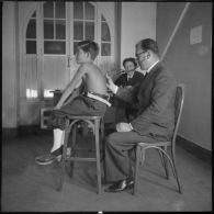 Un élève de l'Ecole des pupilles de l'Air (EPA) à Grenoble passe une visite médicale.