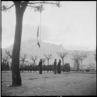 Cérémonie de lever des couleurs lors de la visite du général de brigade aérienne Jean-Marie Bergeret, secrétaire d'Etat à l'Aviation, à l'Ecole des pupilles de l'Air à Grenoble.
