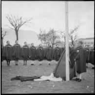 Cérémonie de lever des couleurs lors de la visite du général de brigade aérienne Jean-Marie Bergeret, secrétaire d'Etat à l'Aviation, à l'Ecole des pupilles de l'Air à Grenoble.