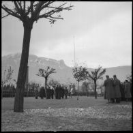 Cérémonie de lever des couleurs lors de la visite du général de brigade aérienne Jean-Marie Bergeret, secrétaire d'Etat à l'Aviation, à l'Ecole des pupilles de l'Air à Grenoble.
